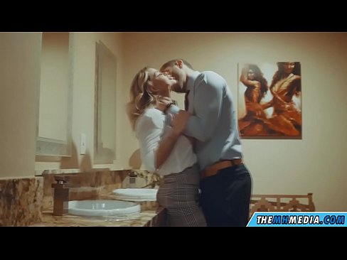 ❤️ Όταν μια πλούσια ξανθιά σε αποπλανεί σε μια δημόσια τουαλέτα ❤️ Ανώμαλο βίντεο ☑